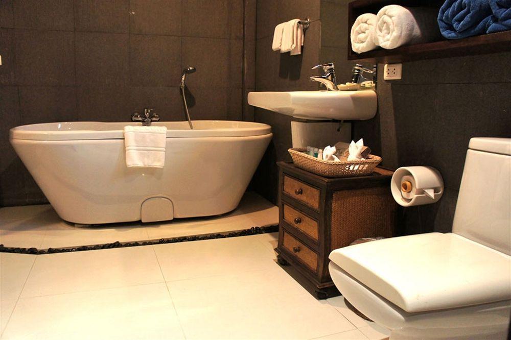 Safari Beach Hotel Patong Buitenkant foto