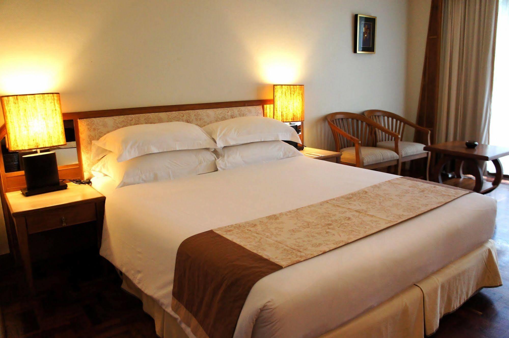 Safari Beach Hotel Patong Buitenkant foto
