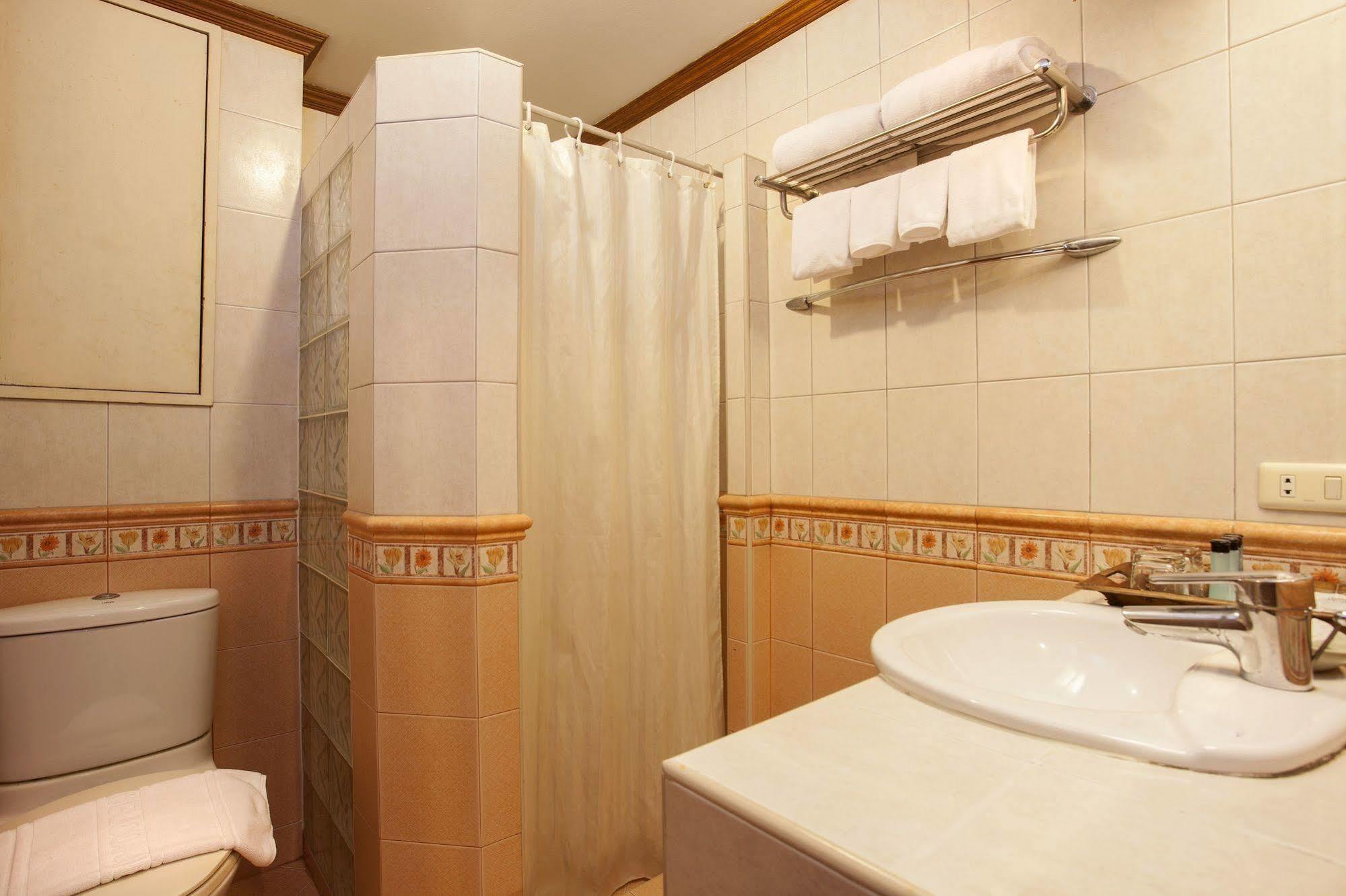 Safari Beach Hotel Patong Buitenkant foto