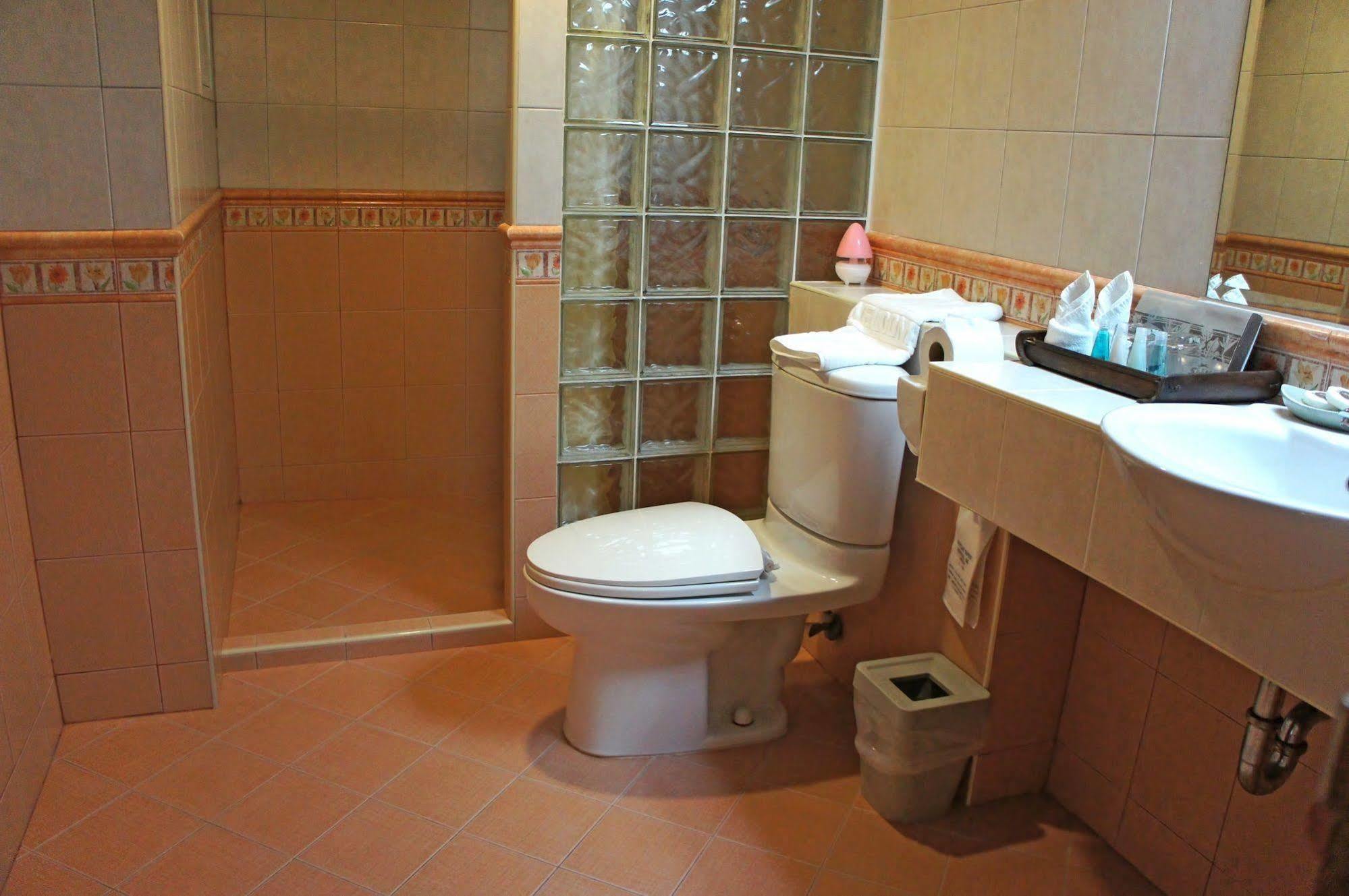 Safari Beach Hotel Patong Buitenkant foto