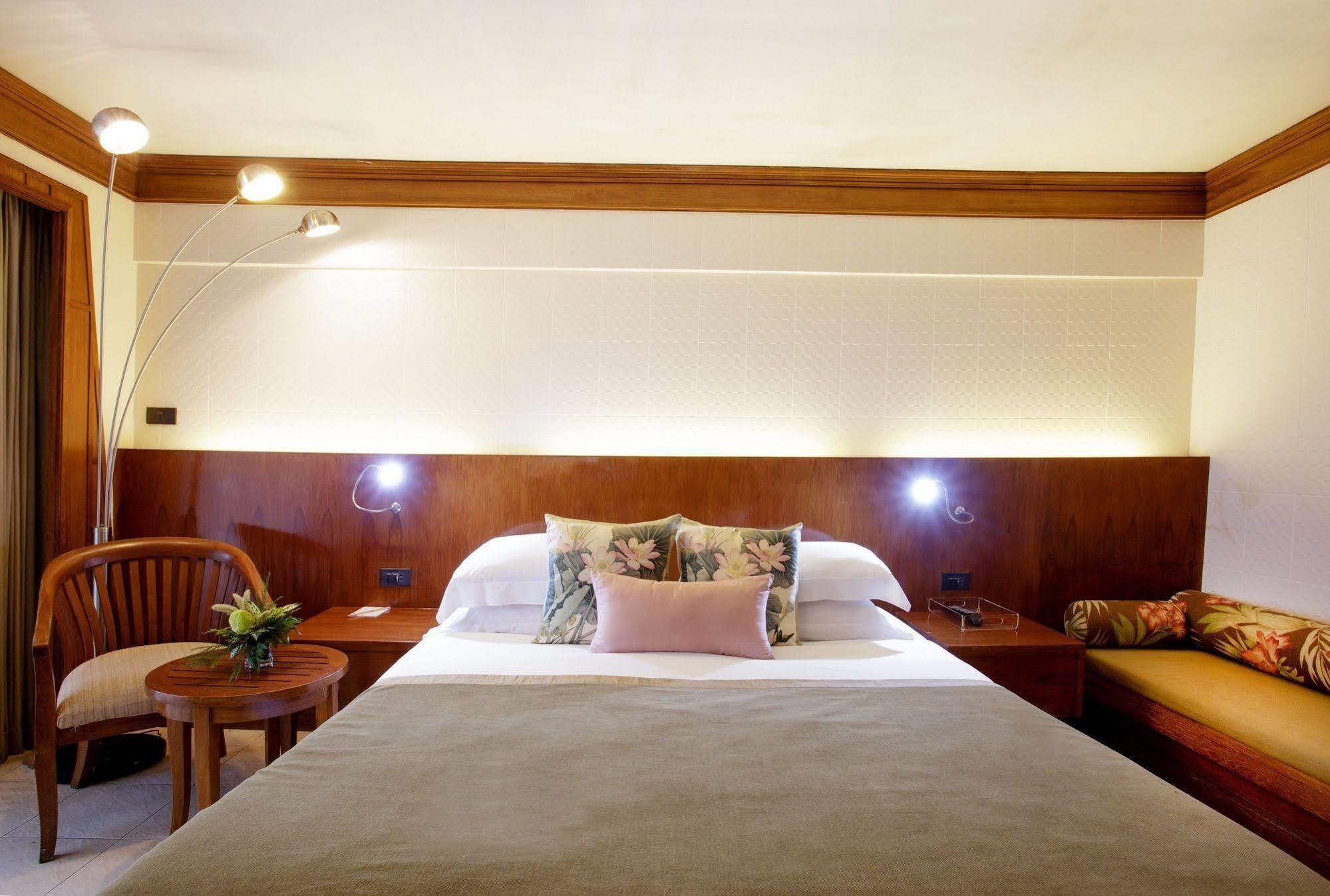 Safari Beach Hotel Patong Buitenkant foto