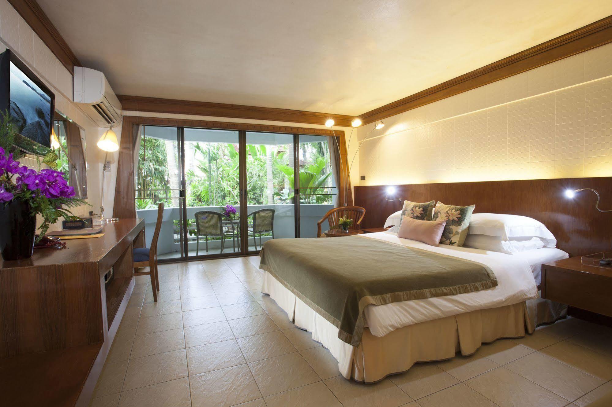 Safari Beach Hotel Patong Buitenkant foto