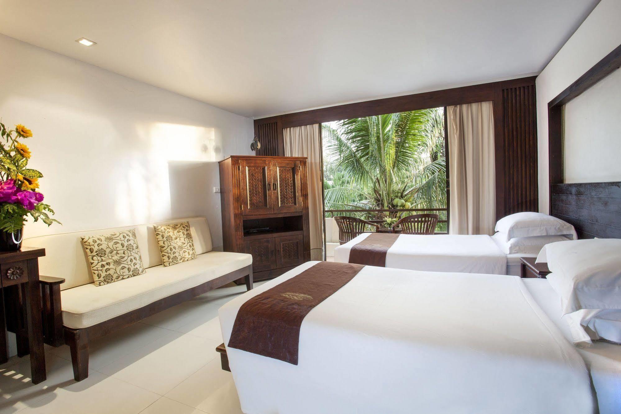 Safari Beach Hotel Patong Buitenkant foto
