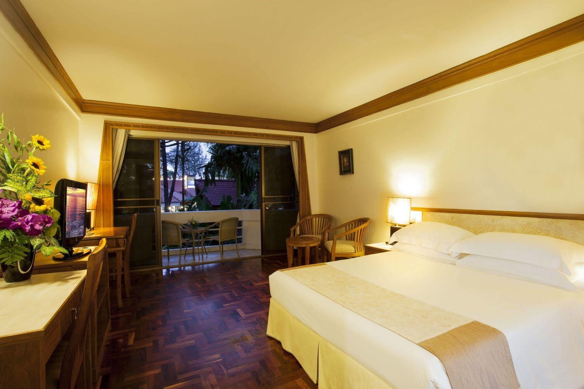 Safari Beach Hotel Patong Buitenkant foto