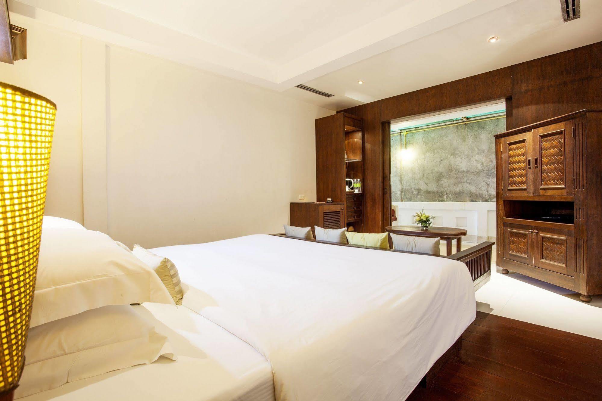 Safari Beach Hotel Patong Buitenkant foto